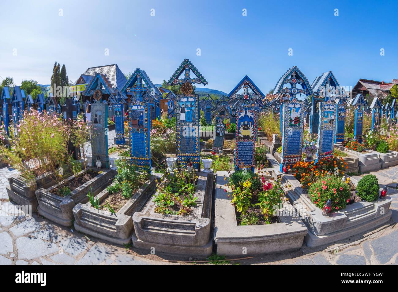 SAPANTA, MARAMURES, ROMANIA - 18 SETTEMBRE 2020: Il Merry Cemetery, famoso nel mondo per le sue colorate lapidi in legno, con dipinti ingenui. Foto Stock