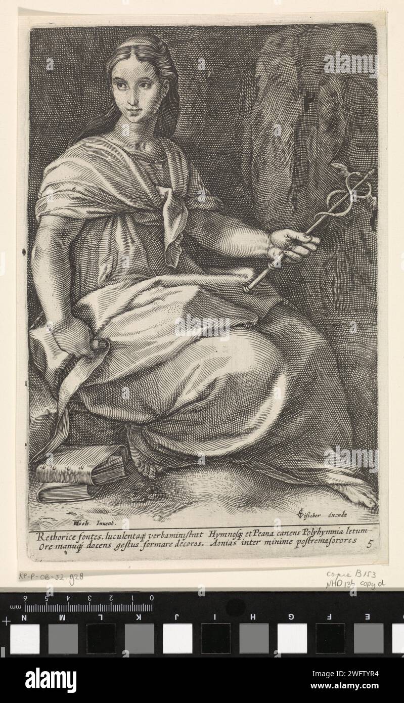 Polyhymnia, anonimo, dopo Hendrick Goltzius, 1601 - 1652 stampa la polyhymnia seduta, la musa degli inni o inni, tiene un caduceo in una mano e un documento nell'altra. Libri ai suoi piedi. Sotto lo spettacolo due versi di due righe in latino. Incisione su carta di Amsterdam Polyhymnia (una delle Muse); "Polinnia" (Ripa) Foto Stock