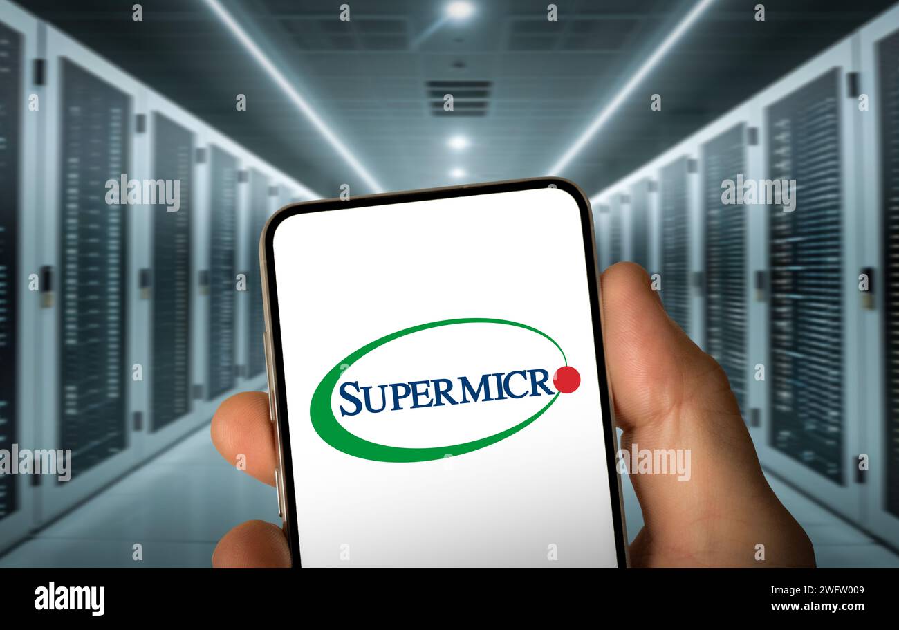 Logo aziendale Supermicro visualizzato sullo smartphone Foto Stock
