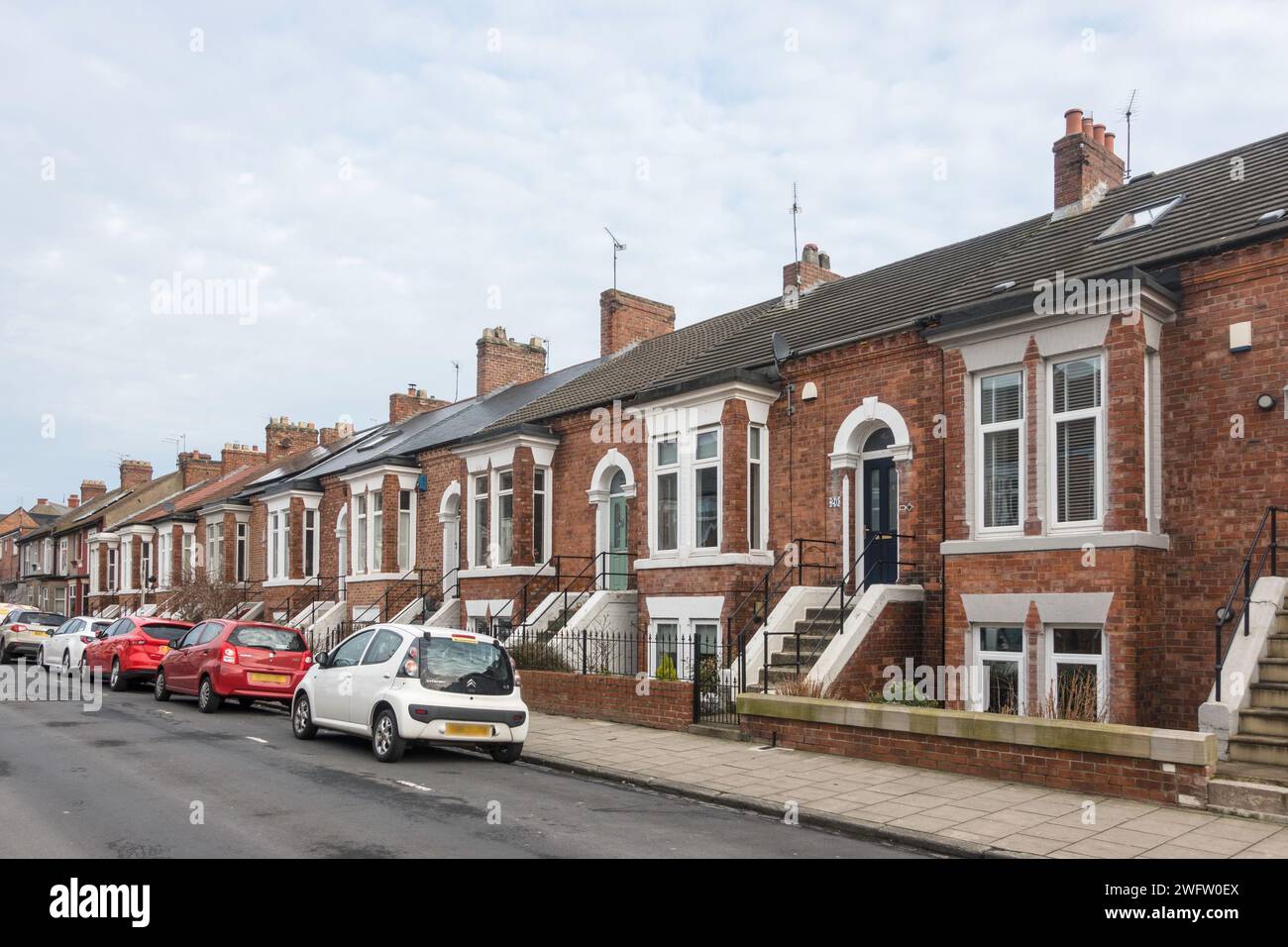 Insolite case a schiera vittoriane su due livelli a Victoria Terrace, Whitley Bay, Inghilterra nord-orientale, Regno Unito Foto Stock