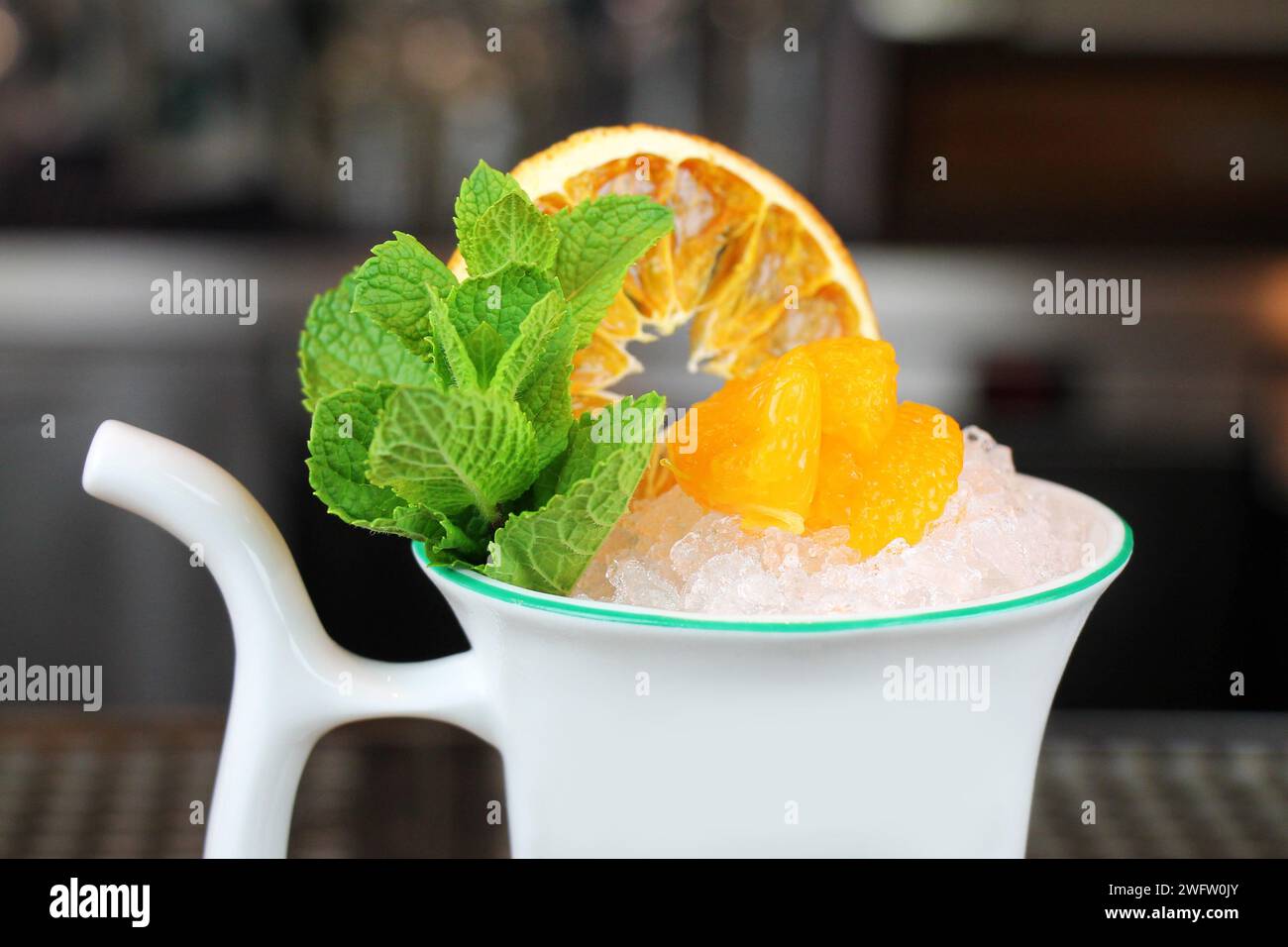 Cocktail di frutta in una tazza spa in un primo piano sfocato. Foto Stock