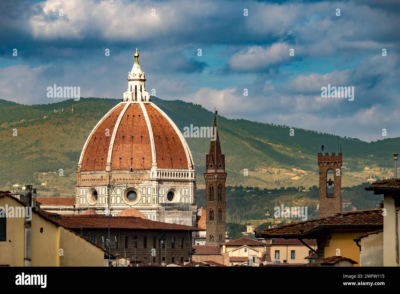 Il Duomo di Firenze , con la suggestiva cupola piastrellata rossa costruita da Filippo Brunelleschi tra il 1420 e il 1436 , Firenze, Italia Foto Stock
