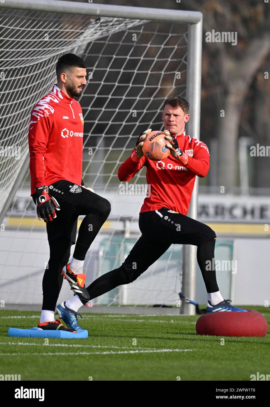 Portiere Alexander Nuebel VfB Stoccarda (33) (destra) e portiere Fabian Bredlow VfB Stoccarda (01) (sinistra) allenamento riscaldamento Stoccarda Foto Stock