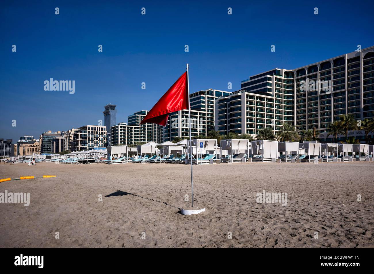 Bandiera rossa, nuoto proibito, sulla spiaggia di fronte all'Hotel Marriot Resort Palm Jumeirah, dietro l'Hotel The View at the Palm, Nakheel West Beach Foto Stock