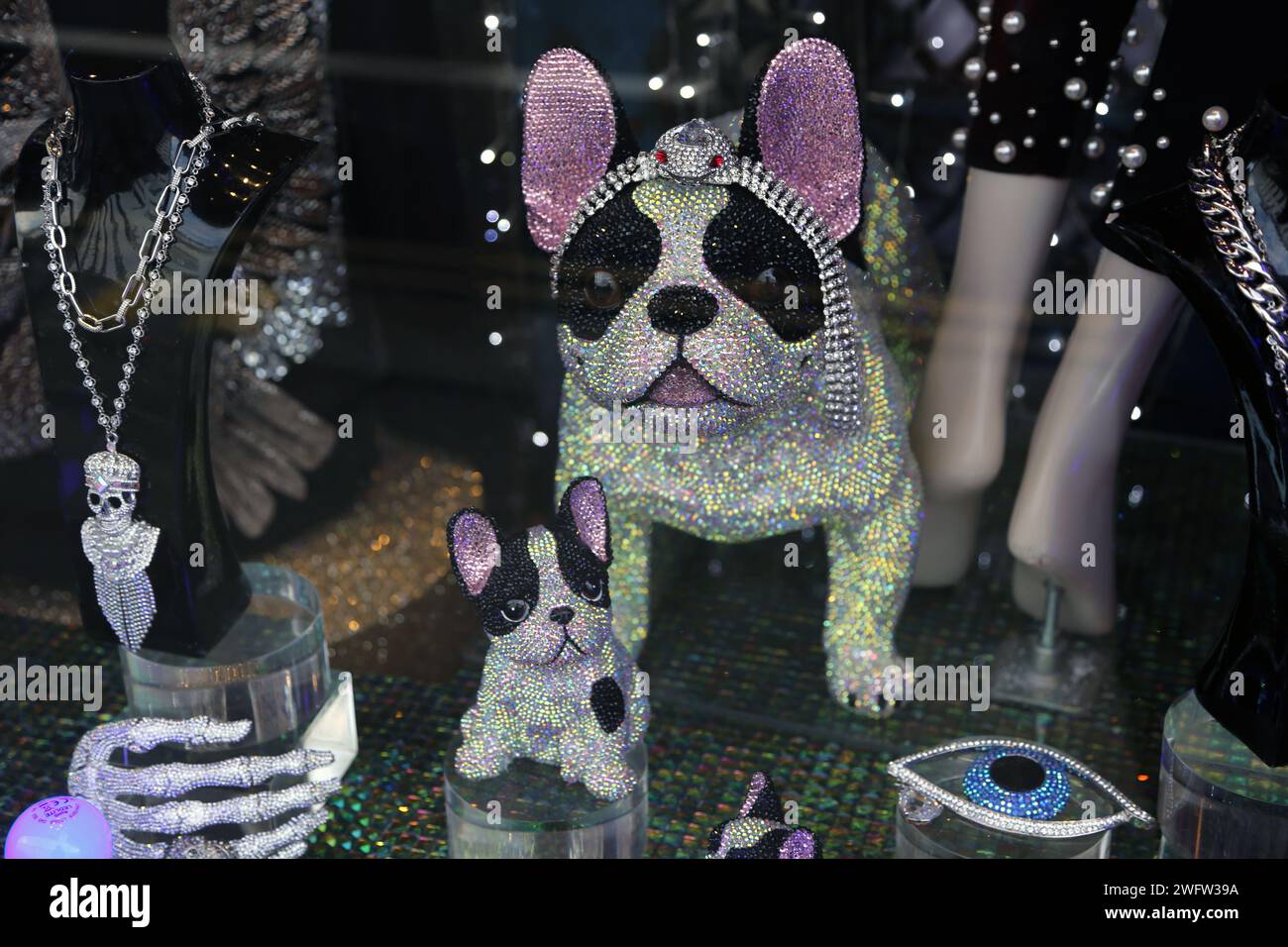Bejeweled French Bulldog Ornaments and Jewellery in Shop Window Chelsea Londra Inghilterra Foto Stock