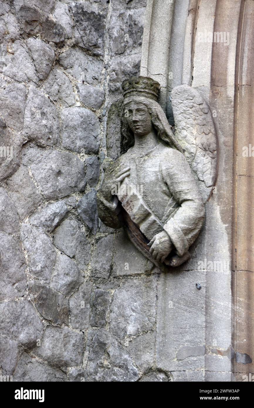 Stone Angel all'entrata dell'hotel HTB Onslow Square Church (St Paul's Onslow Square Church) edificio di interesse storico di II grado costruito nel 1860 dall'architetto James Edmeston S. Foto Stock