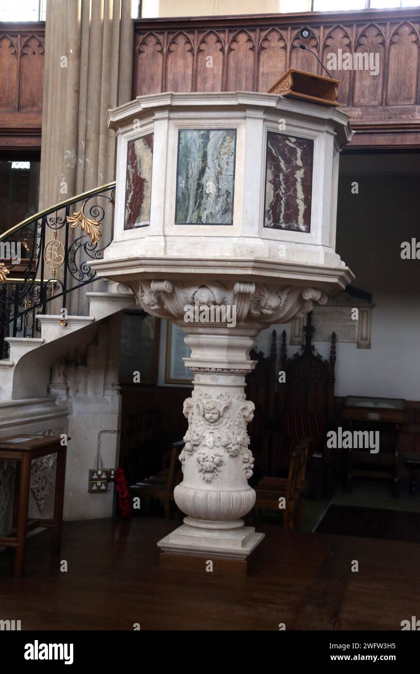 Interno della chiesa di San Luca che mostra pulpito con pannelli in marmo Sydney Street Chelsea Londra Inghilterra Foto Stock