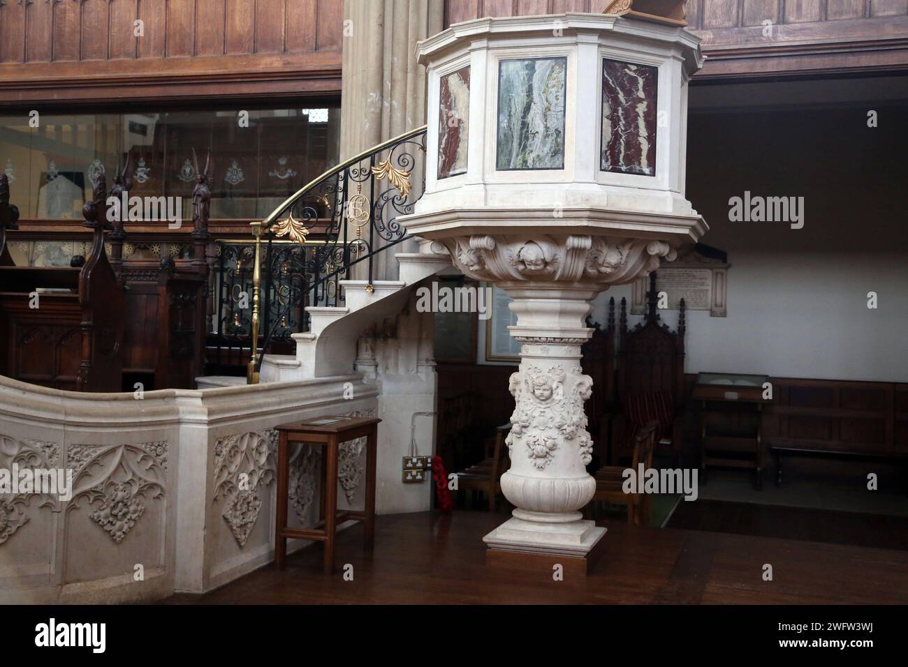 Interno della chiesa di San Luca che mostra pulpito con pannelli in marmo Sydney Street Chelsea Londra Inghilterra Foto Stock