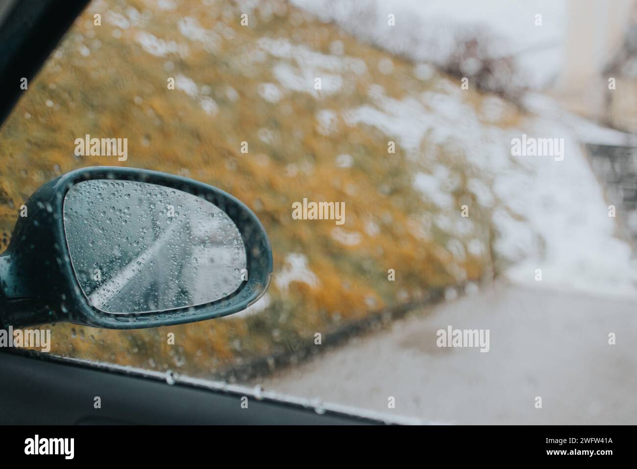 Specchi retrovisori e anteriori di un'auto in caso di pioggia Foto Stock