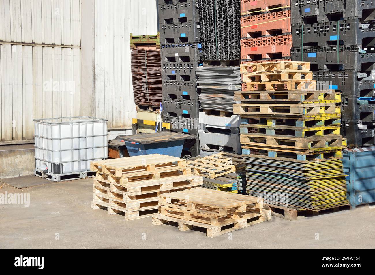 Enormi cumuli di diverso tipo di pallet in un riciclo area business Foto Stock