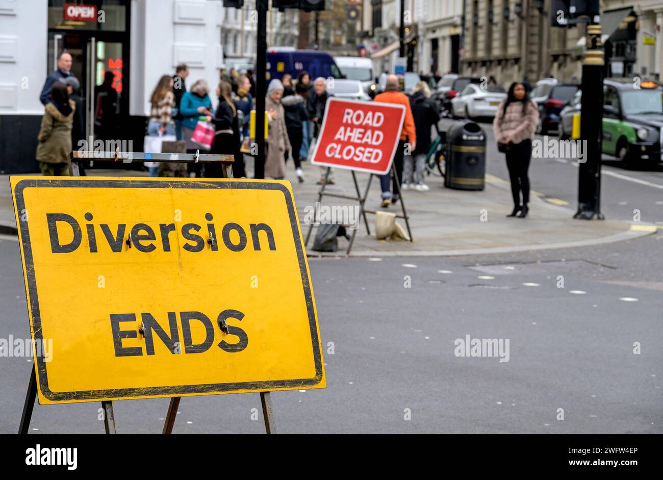 Londra, Regno Unito. Le indicazioni per "Diversion End" e "Road Ahead CLOSED" a Covent Garden Foto Stock