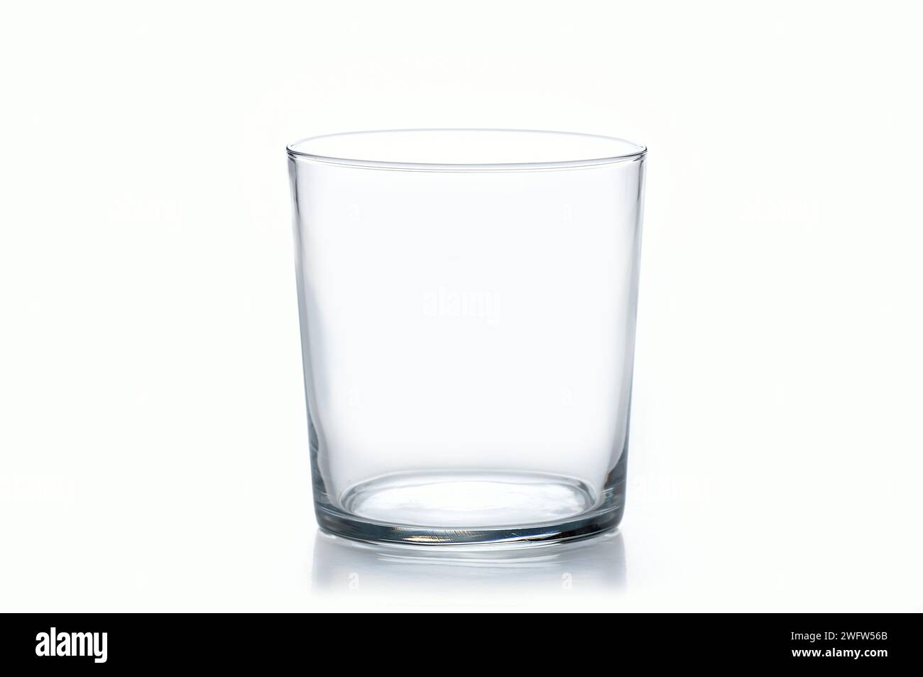 Scatto di un bicchiere di vetro vuoto con sfondo bianco Foto Stock