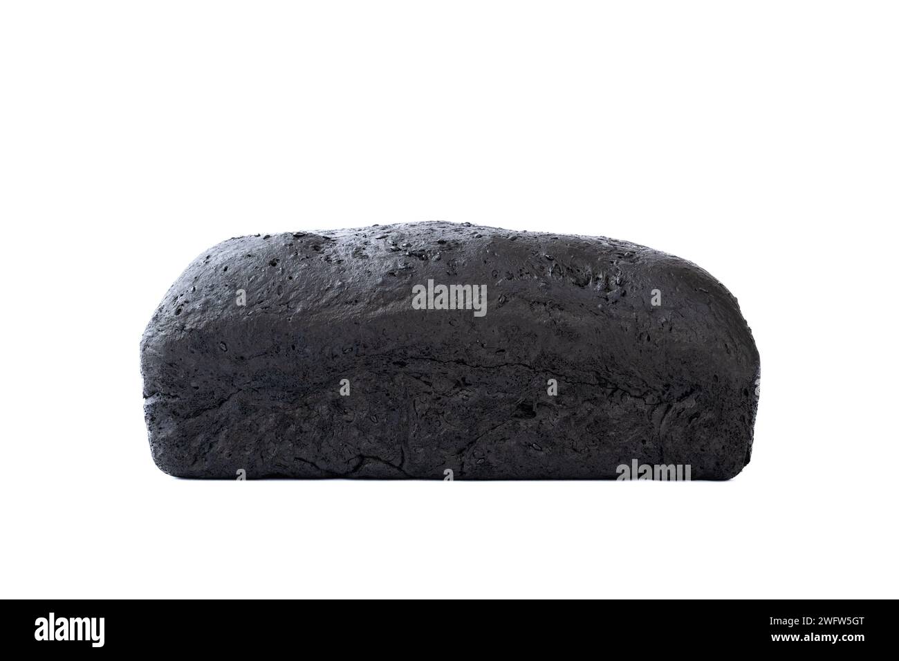 Cibo bruciato - pane fatto in casa bruciato male che è stato lasciato nel forno aga per tutta la notte su sfondo bianco Foto Stock