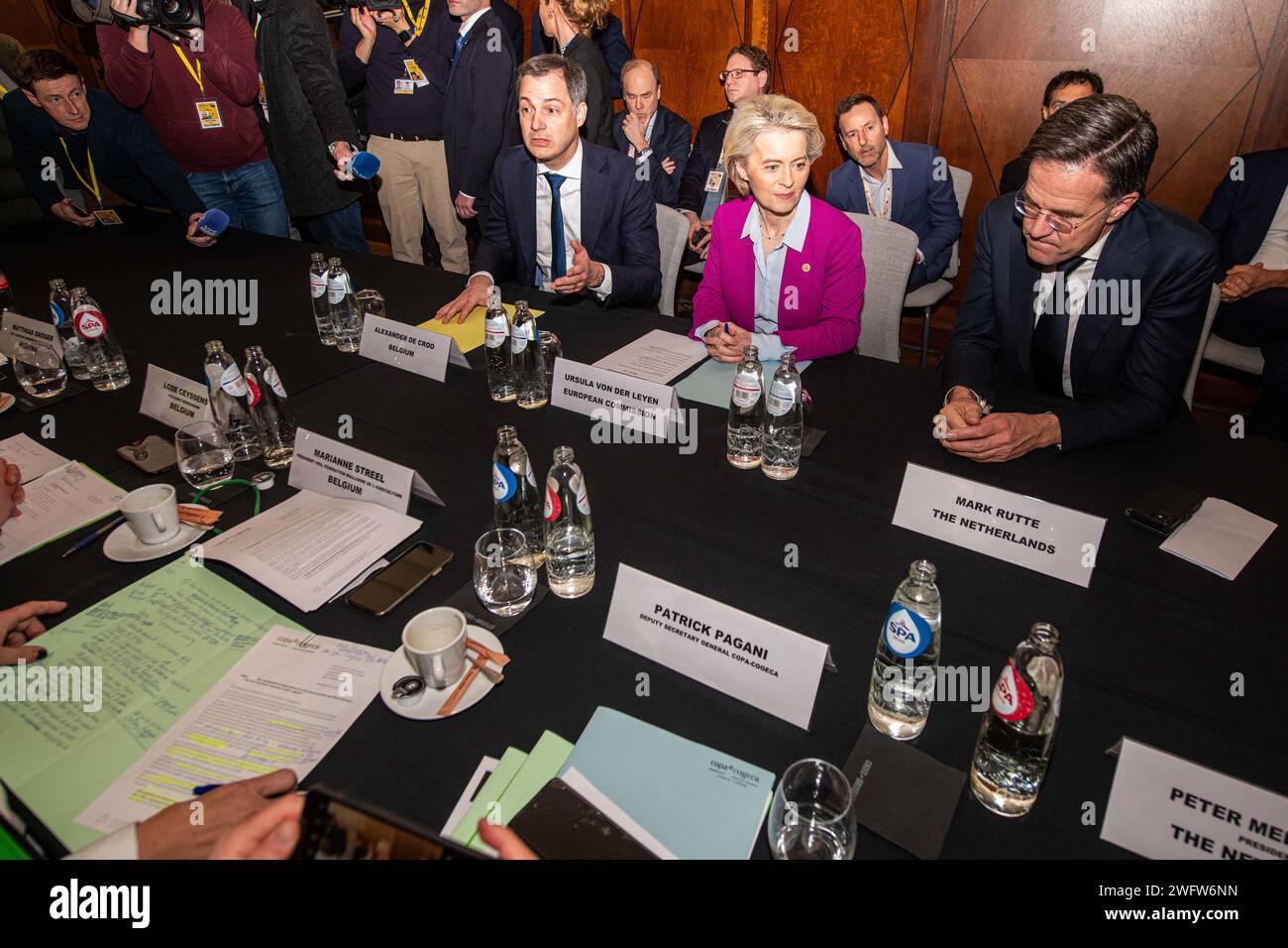 BRUXELLES - il primo ministro uscente Mark Rutte, il primo ministro belga Alexander De Croo e il presidente dell'UE Ursula von der Leyen incontrano una delegazione di agricoltori provenienti da diversi paesi. Gli agricoltori protestano nella capitale belga, dove si tiene il vertice europeo. Gli agricoltori manifestano contro le norme agricole che ritengono troppo severe. ANP JONAS ROOSENS netherlands Out - belgium Out Foto Stock