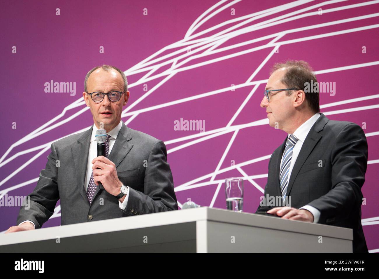 Gipfel der CDU/CSU-Bundestagsfraktion Wirtschaftswende fuer Deutschland Friedrich Merz MDB Vorsitzender der CDU/CSU-Fraktion im Deutschen Bundestag gemeinsam mit Alexander Dobrindt MDB Erster Stellvertretender Vorsitzender der CDU/CSU-Fraktion im Deutschen Bundestagbe bei der Bedestagbe bei der Beissen Deutschen-Deutschen Deutschen-Deutschen-Deutschen-Deutschen-Deutschen-Deutschen Bundestagschen Bundestagfeg 01.02.2024 Berlino Berlino Deutschland *** Vertice del gruppo parlamentare CDU CSU Economic Turnaround for Germany Friedrich Merz MDB Presidente del gruppo parlamentare CDU CSU in Foto Stock