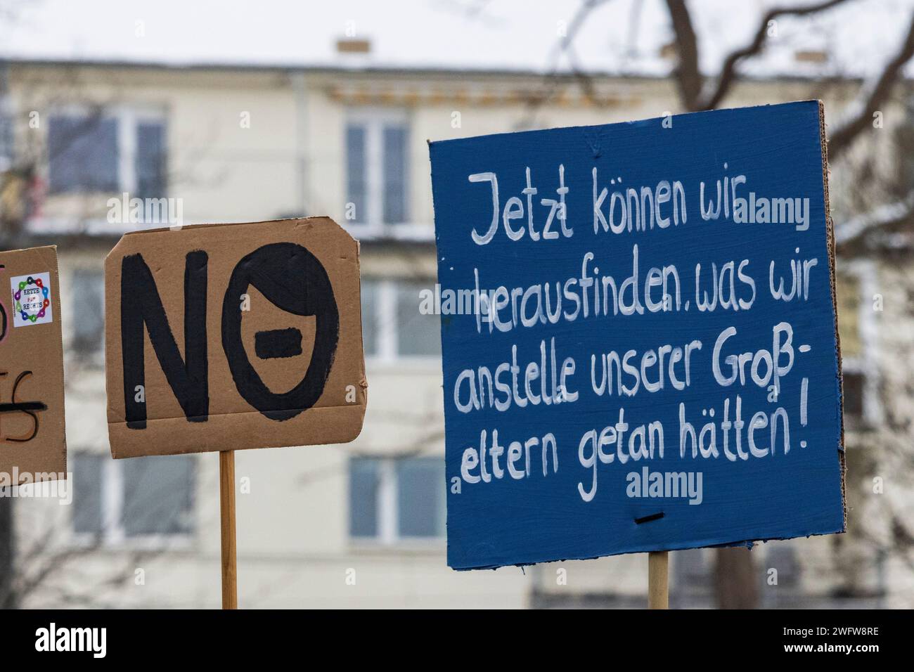 Colonia, Germania. La gente protesta contro il partito AfD di destra, alternative für Deutschland, avendo avuto colloqui con i neo-nazisti di estrema destra. Foto Stock