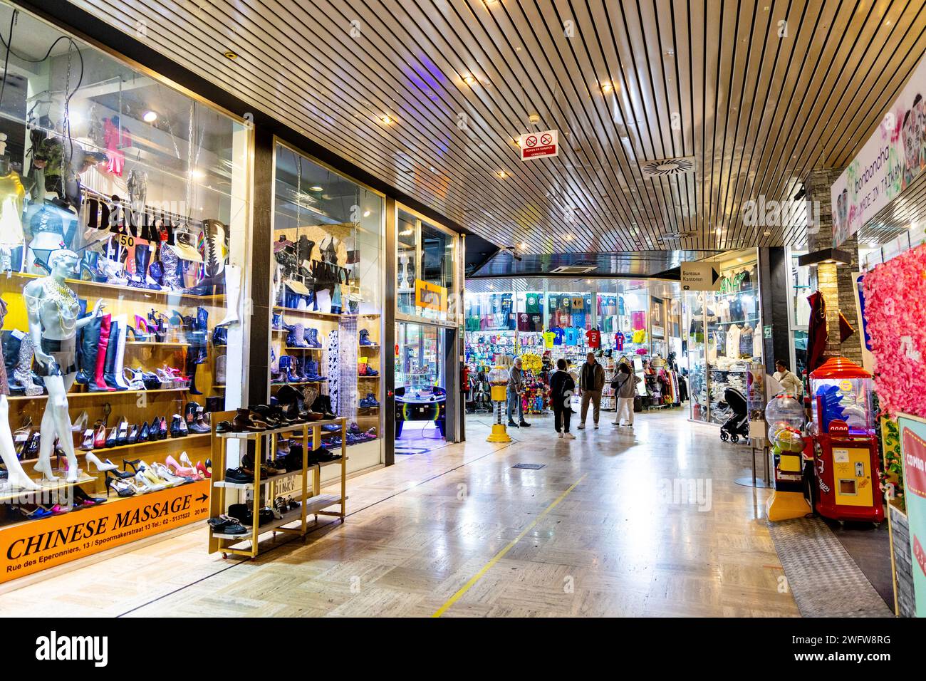 Interno del Centro commerciale Agora di Bruxelles, Belgio Foto Stock
