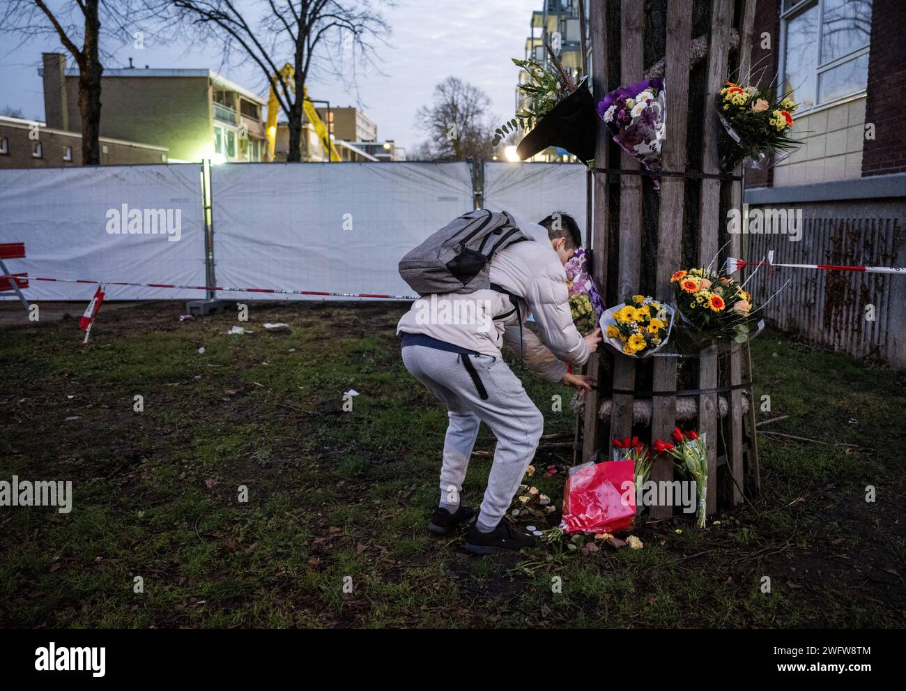 ROTTERDAM - Fiori nel luogo in cui ha avuto luogo un'esplosione in un edificio a Schammenkamp. Alla grande esplosione seguì un fuoco feroce. L'edificio e dozzine di case adiacenti sono stati distrutti o gravemente danneggiati dall'esplosione. ANP FRANK DE ROO paesi bassi Out - belgio Out Foto Stock