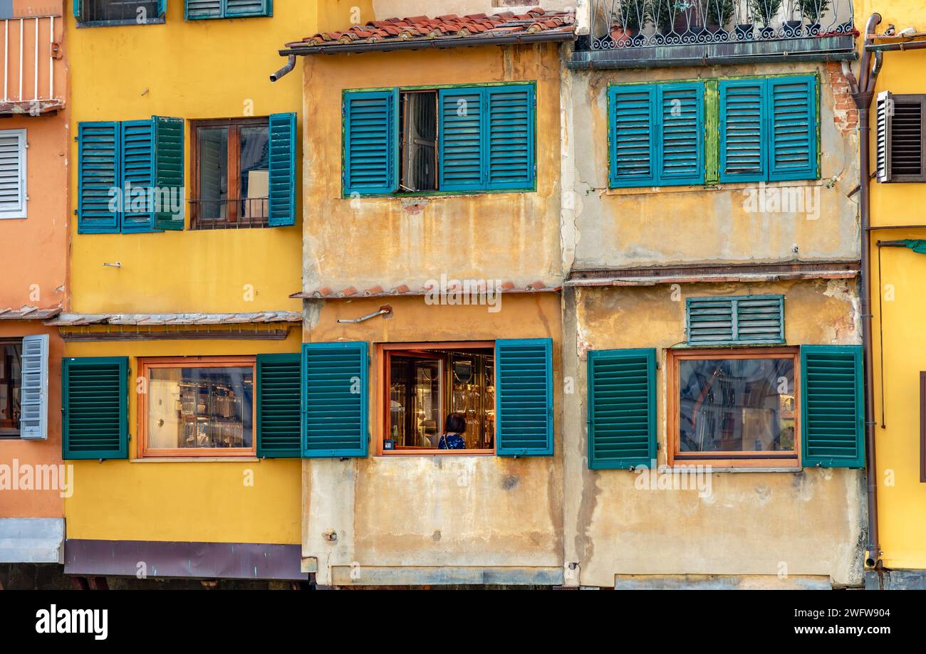 Il Ponte Vecchio, un ponte medioevale ad arco in pietra che attraversa il fiume Arno, a Firenze, Italia Foto Stock