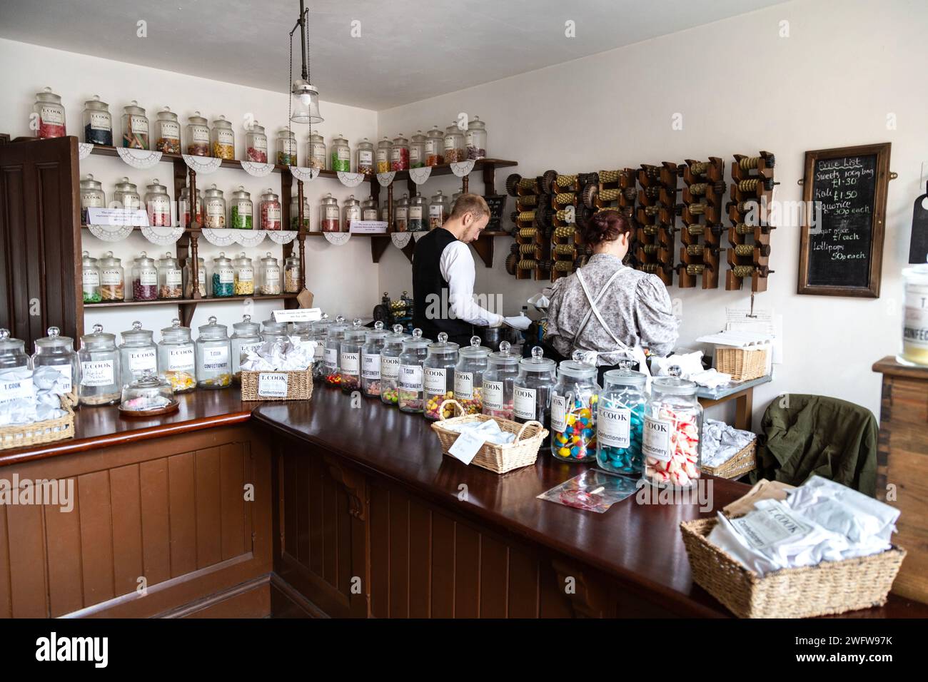 Interno del vecchio negozio T. Cook's Sweet Shop al Black Country Living Museum, Dudley, Inghilterra Foto Stock