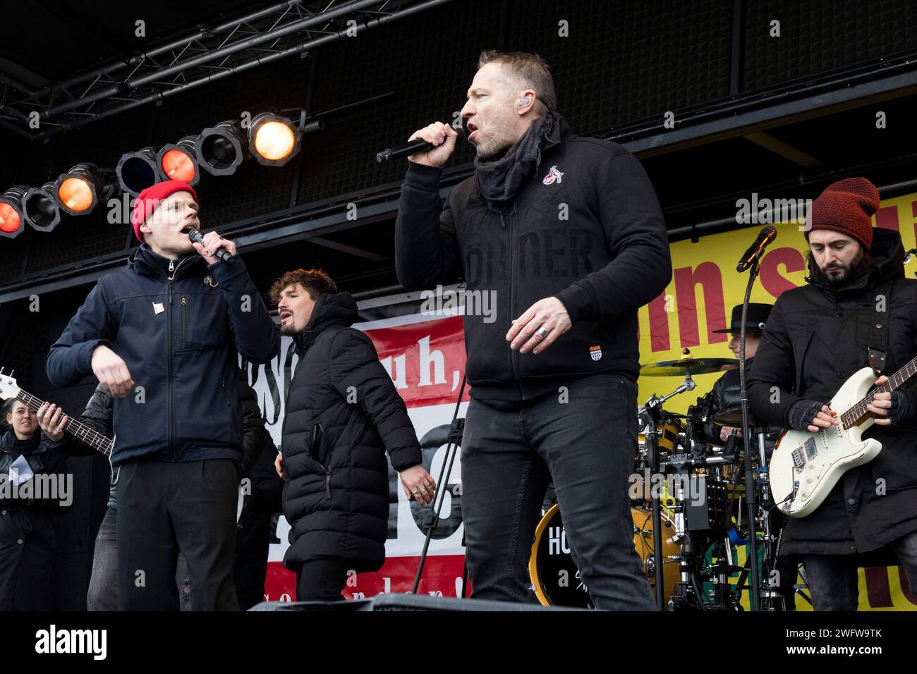 Colonia, Germania, Oliver Niesen di Cat Ballou e Die Höhner esibendosi in una protesta anti-nazista, anti-AfD (alternative für Deutschland). Foto Stock