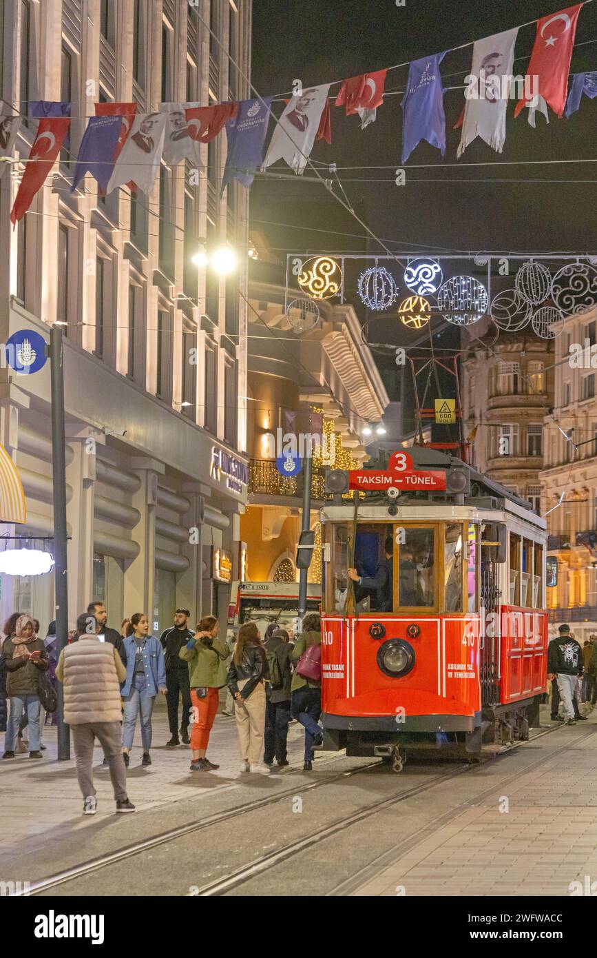 Istanbul, Turchia - 17 ottobre 2023: Tram Red Heritage presso Istikal Street Night Life in City. Foto Stock
