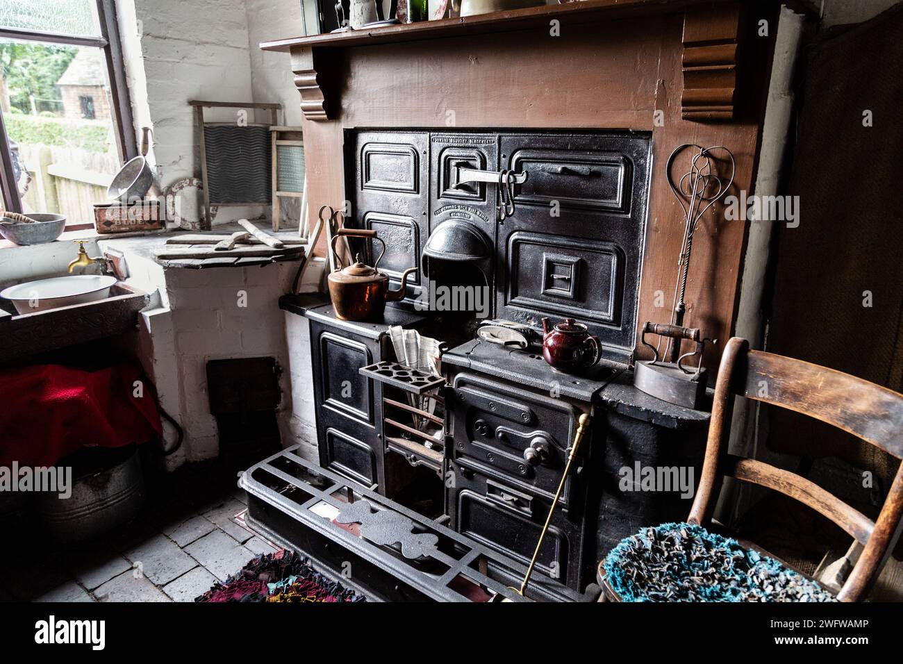 Fornello in ghisa c 1910 presso il Jerushah Tilted Cottage, Black Country Living Museum, Dudley, Inghilterra Foto Stock