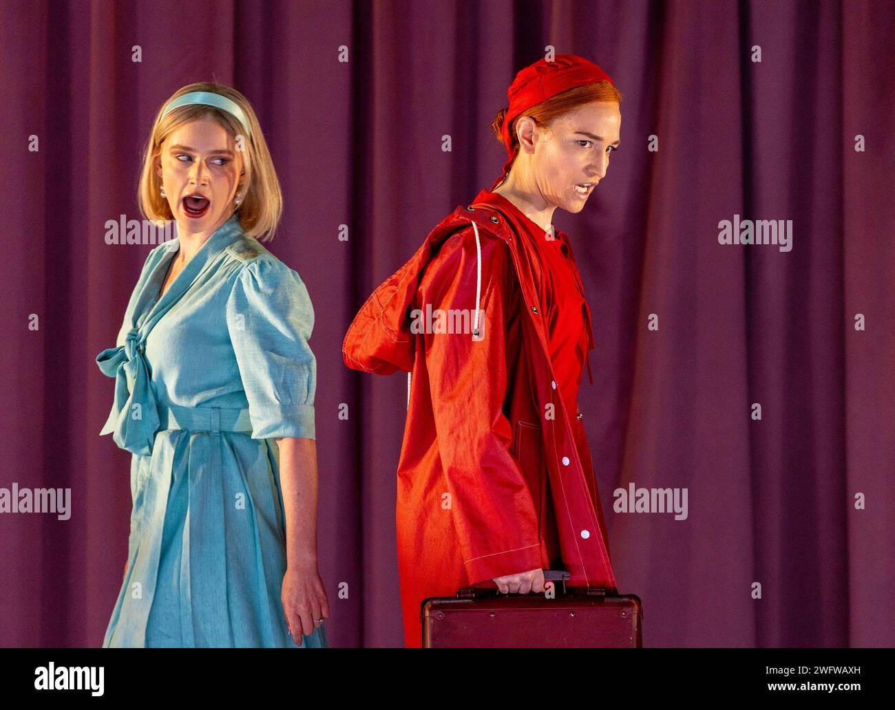 l-r: Avery Amereau (Serena Joy), Kate Lindsey (Offred) in THE HANDMAID'S TALE at English National Opera (ENO), London Coliseum, London WC2 01/02/2024 musica: Poul Ruders libretto: Paul Bentley dopo il romanzo di Margaret Atwood direttore: Joana Carneiro design: Annemarie Woods video design: Akhila Krishnan illuminazione originale: Paule Constable coordinatore originale del movimento e dell'intimità: Imogen Knight regista: Annilese Miskimmon Foto Stock