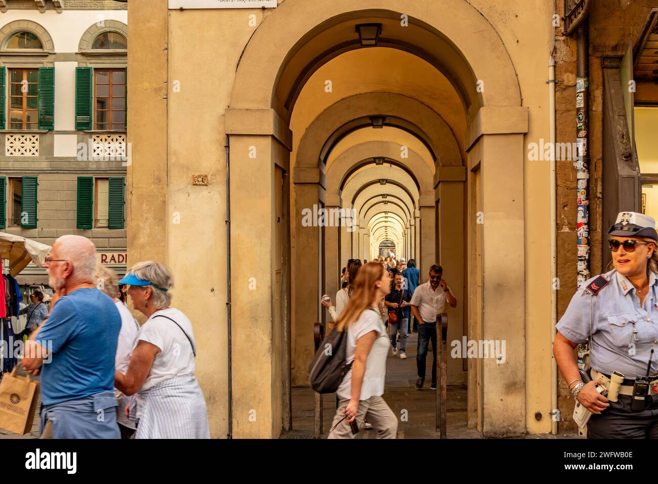 Le colonne ad arco del corridoio Vasariano che corre parallela al fiume Arno a Firenze Foto Stock