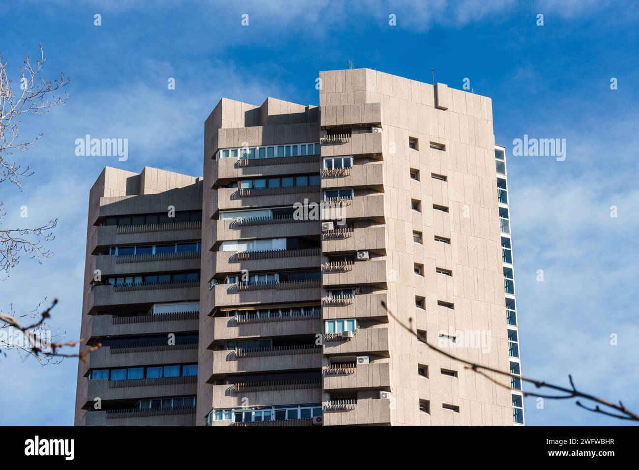 Madrid, Spagna - 28 gennaio 2024: Torre residenziale di lusso. Torre di Valencia vicino al Parco del Retiro. Architettura brutalista di Javier Carvajal architetto Foto Stock