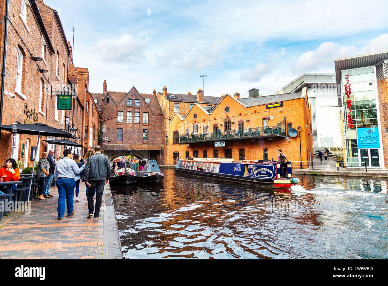 Gas Street Basin con case galleggianti ormeggiate e sentiero di accesso sul canale, Birmingham, West Midlands, Inghilterra Foto Stock