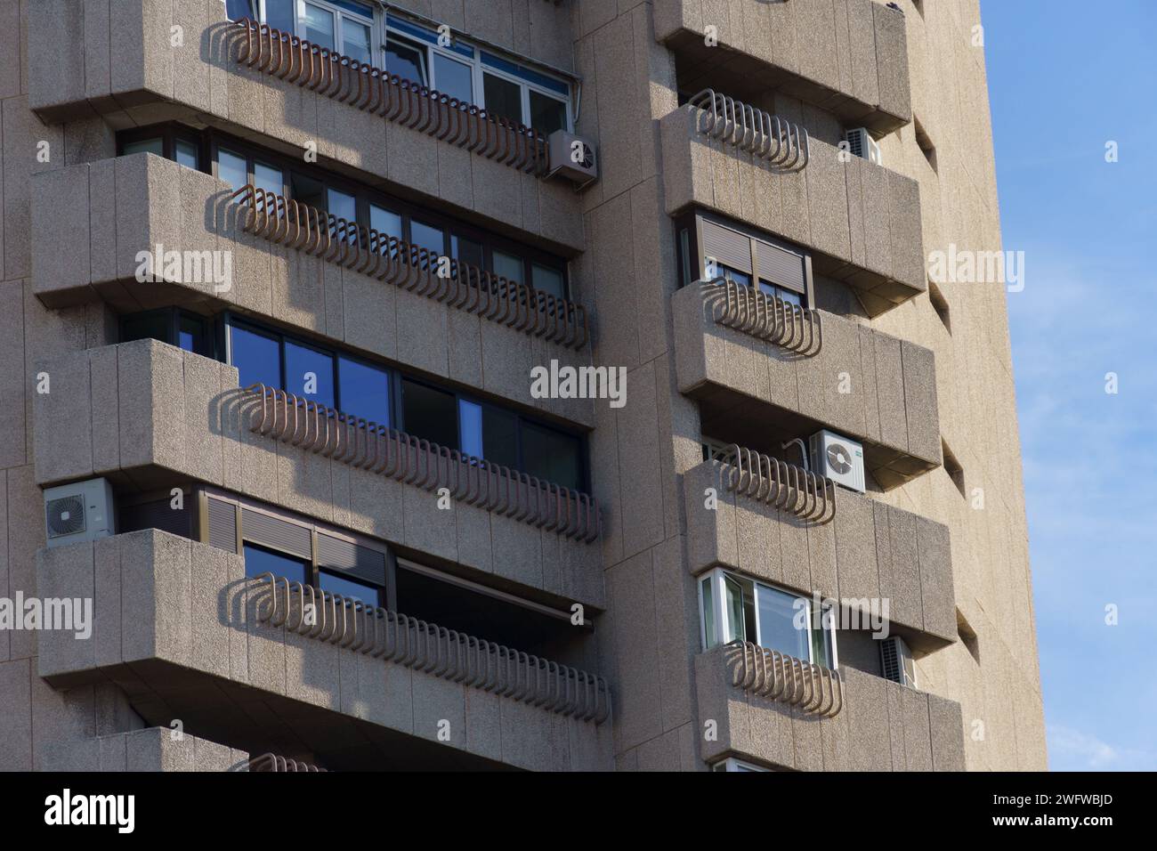 Madrid, Spagna - 28 gennaio 2024: Torre residenziale di lusso. Torre di Valencia vicino al Parco del Retiro. Architettura brutalista di Javier Carvajal architetto. D Foto Stock