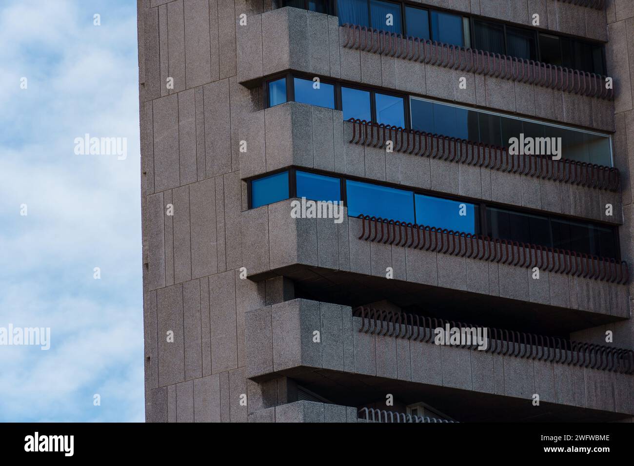 Madrid, Spagna - 28 gennaio 2024: Torre residenziale di lusso. Torre di Valencia vicino al Parco del Retiro. Architettura brutalista di Javier Carvajal architetto. D Foto Stock