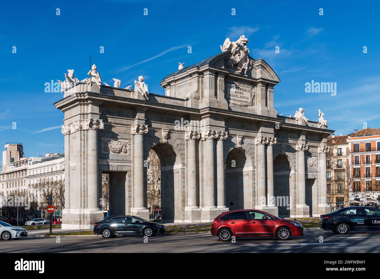 Madrid, Spagna - 28 gennaio 2024: La Puerta de Alcala porta neoclassica in Plaza de la Independencia. Monumento simbolo restaurato di recente Foto Stock