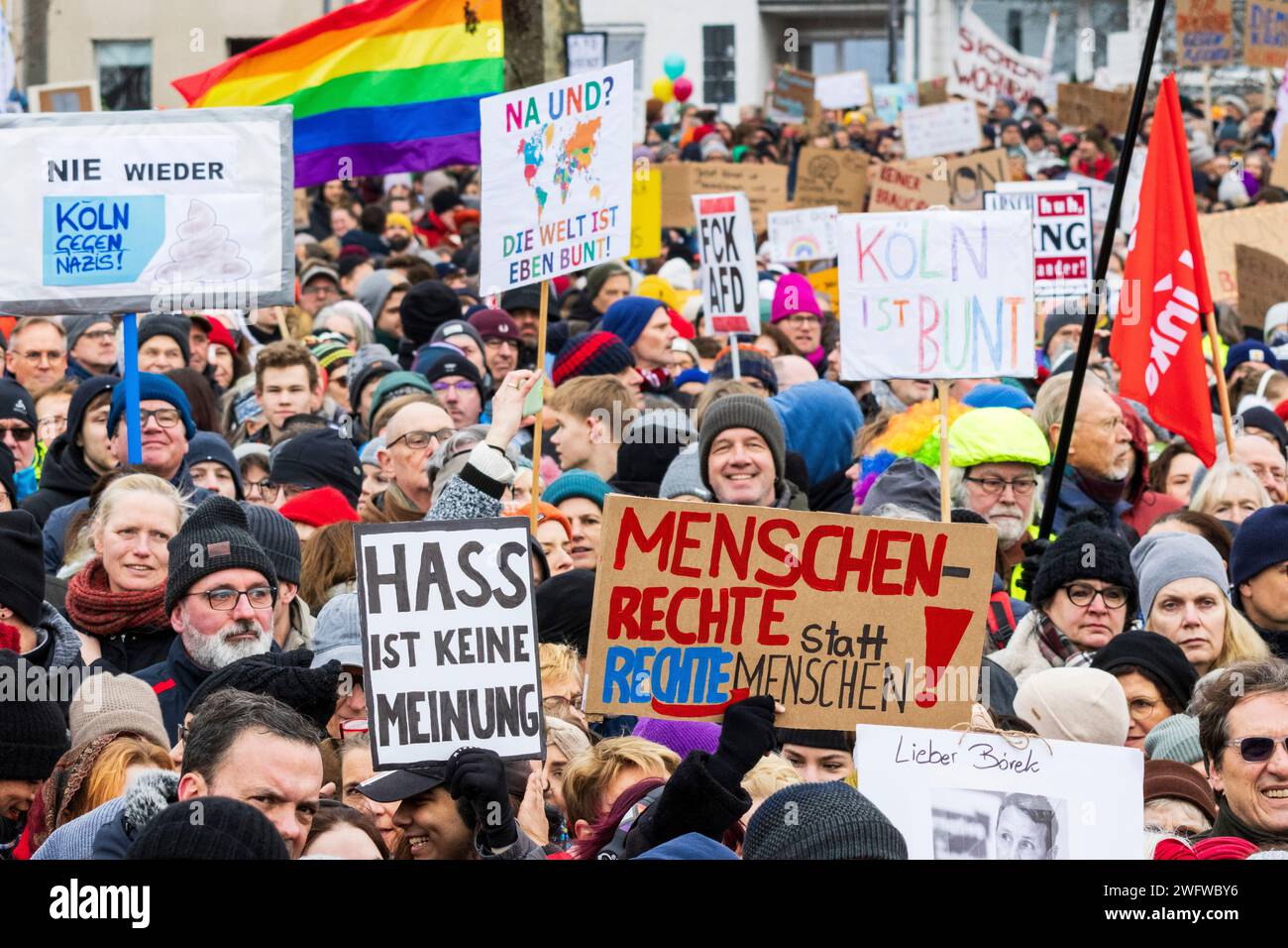 Colonia, Germania. La gente protesta contro il partito AfD di destra, alternative für Deutschland, avendo avuto colloqui con i neo-nazisti di estrema destra. Foto Stock