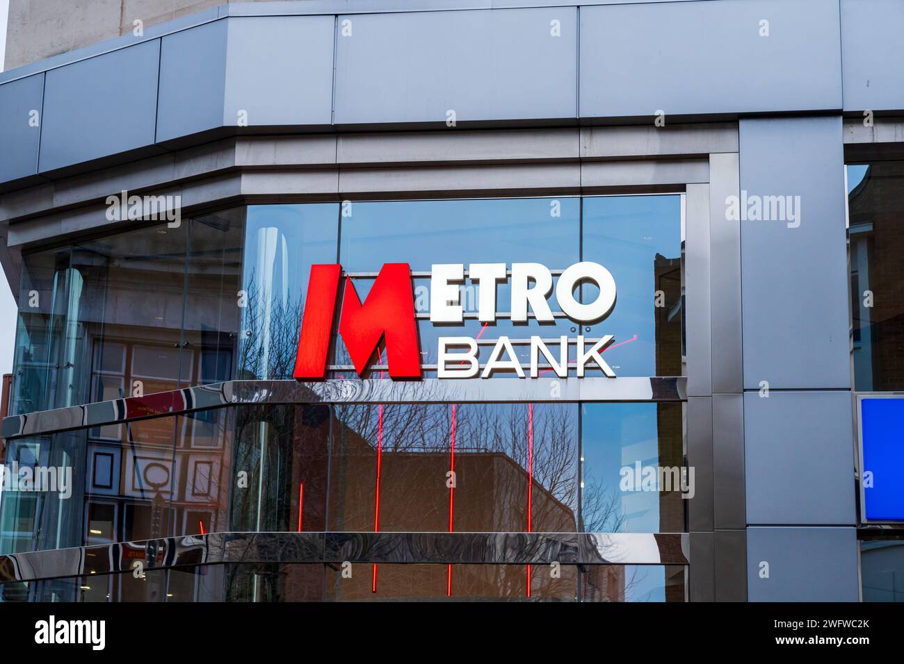 Wolverhampton, Inghilterra - gennaio 31 2024: Segnaletica anteriore della High Street Bank, Metro Bank Foto Stock