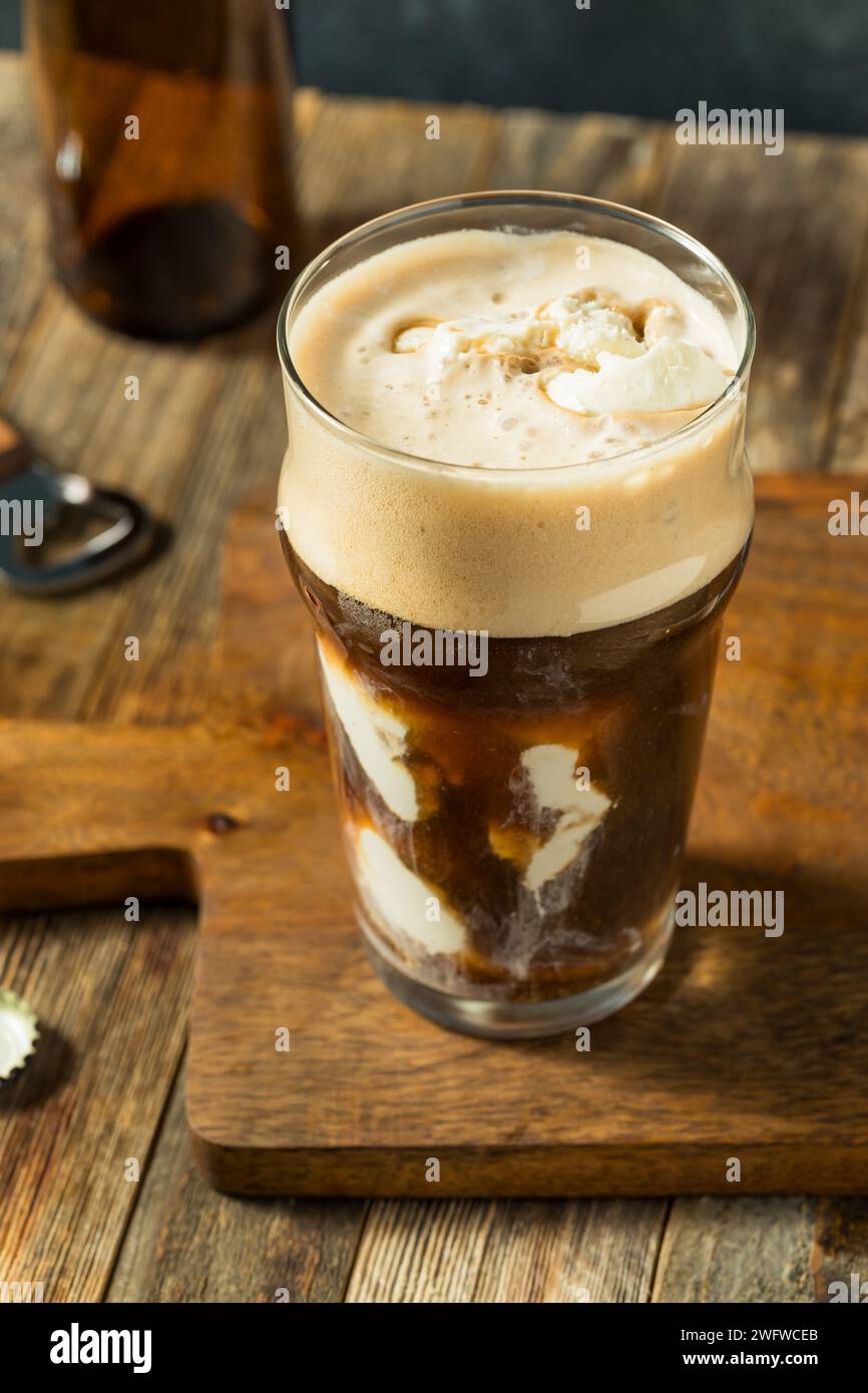 Gelati gelati alla birra Stout irlandese congelati in una pinta di bicchiere Foto Stock