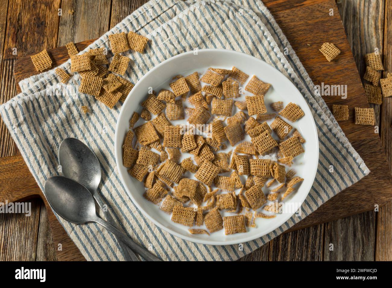 Sane quadrati di grano cereali da colazione con latte intero Foto Stock
