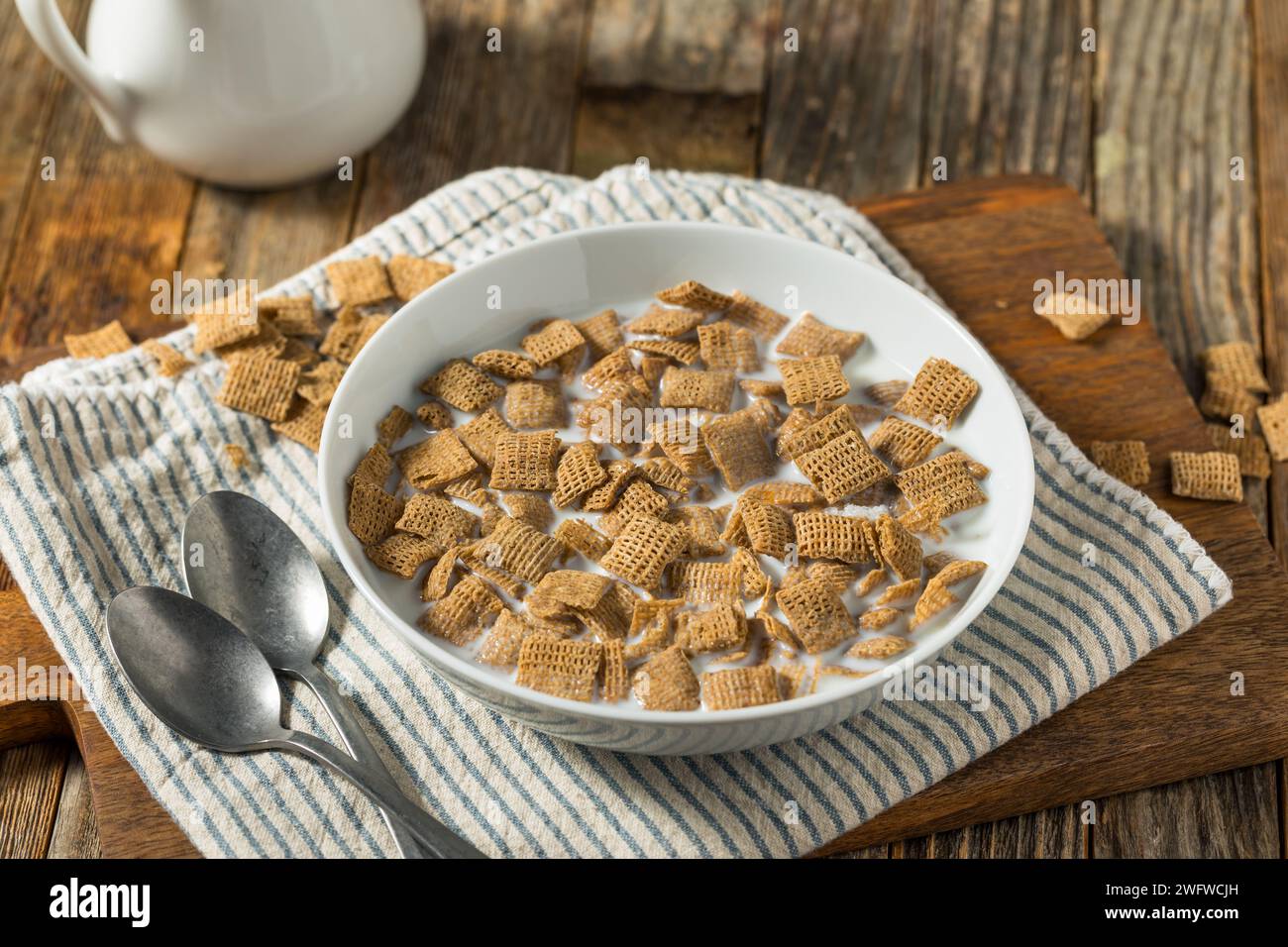 Sane quadrati di grano cereali da colazione con latte intero Foto Stock