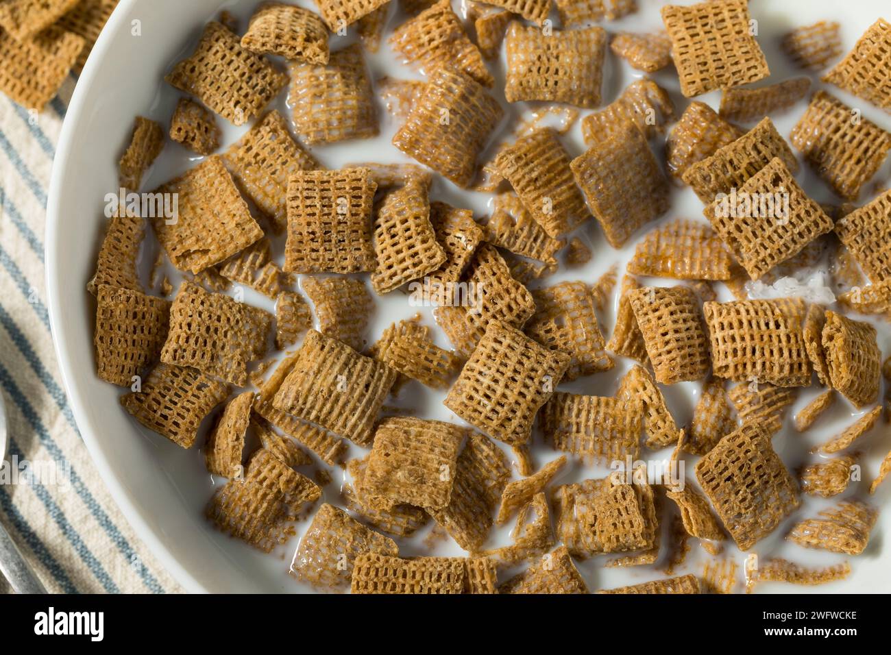 Sane quadrati di grano cereali da colazione con latte intero Foto Stock
