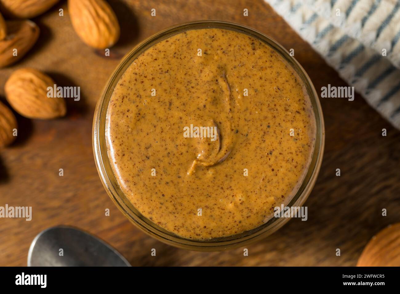 Burro biologico di mandorle croccanti in vaso Foto Stock