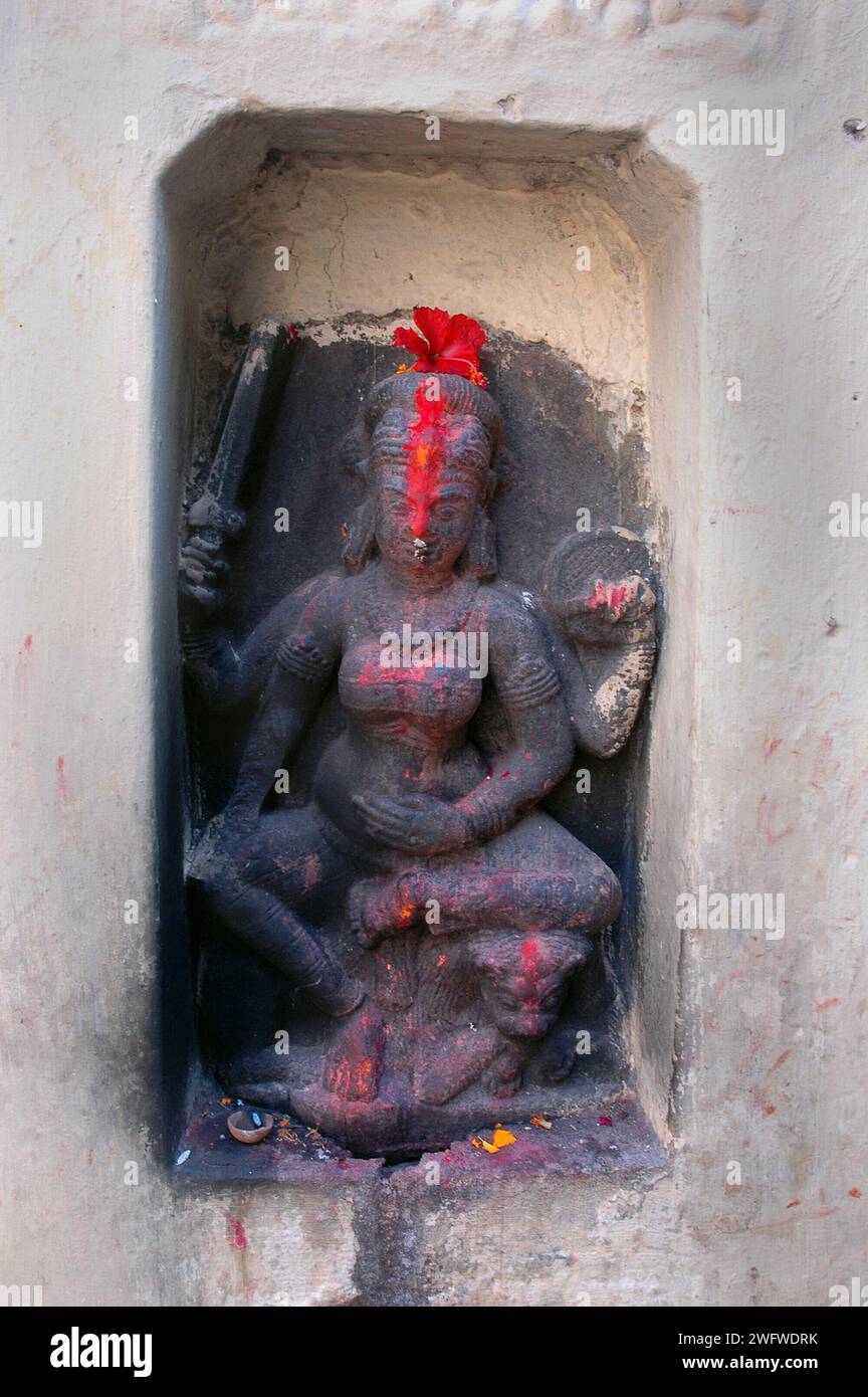 Lord Vishnu. Pind Daan è un servizio indù in cui viene eseguito un servizio religioso per gli antenati morti. L'occasione è lunga due settimane e luoghi come Gaya (stato del Bihar) sono affollati da persone durante questo periodo. Pind significa palle rotonde di riso e farina che vengono offerte, insieme all'erba sacra kusha e ai fiori, in mezzo a un getto d'acqua e a canti di mantra del Sam veda. Le persone visitano il luogo in numeri poiché si ritiene che Gaya sia il luogo più sacro per questo rituale. Gaya, Bihar, India. Foto Stock