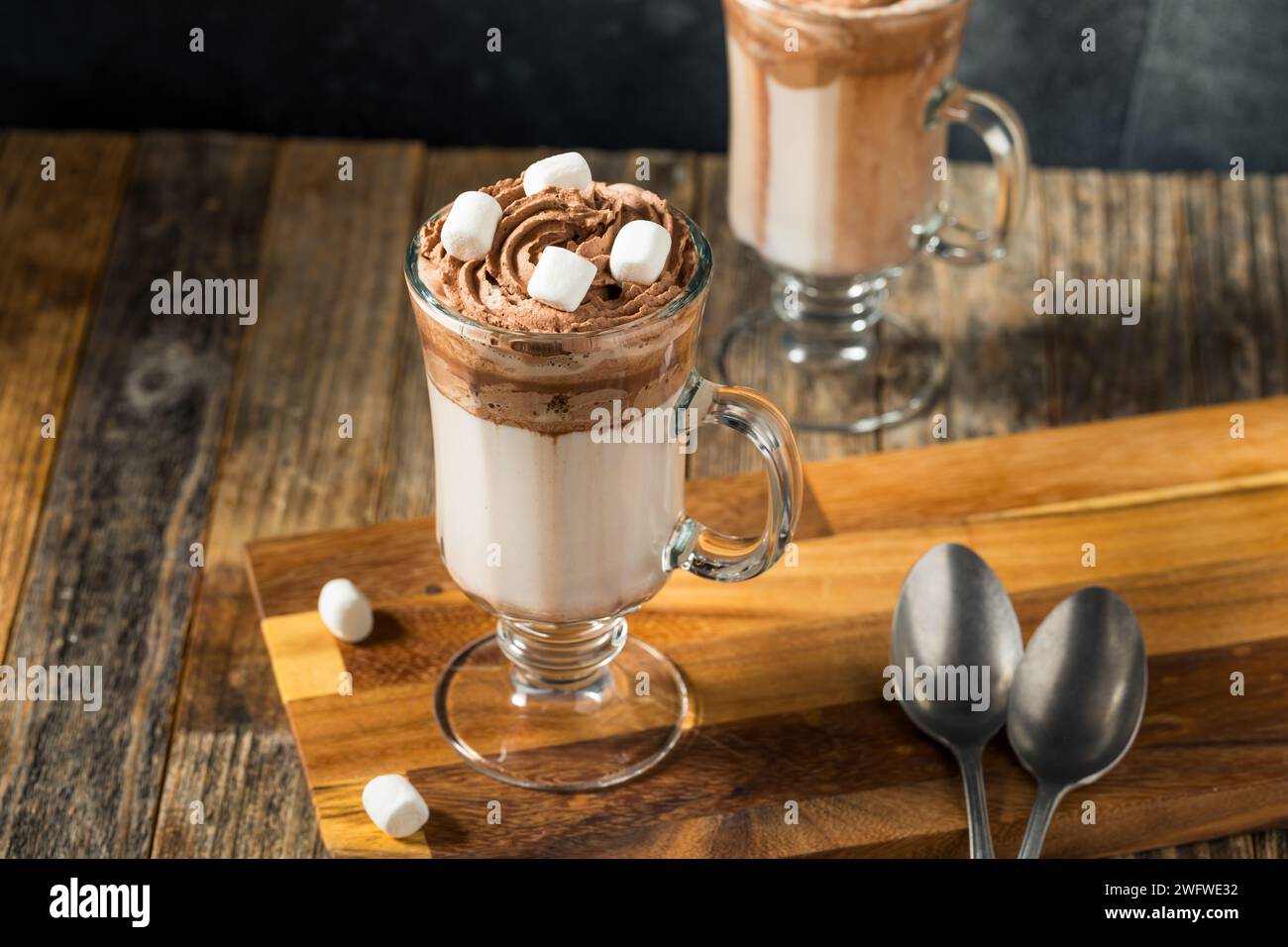 Bevanda alla moda con cioccolata calda montata con latte e cacao Foto Stock