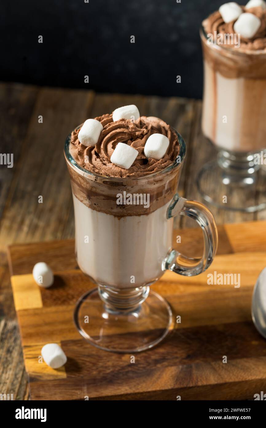 Bevanda alla moda con cioccolata calda montata con latte e cacao Foto Stock