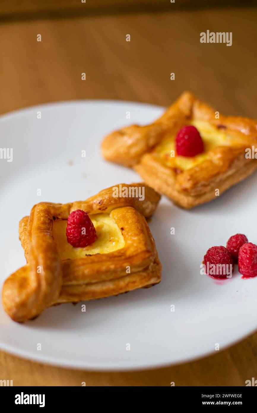 Dessert con pasta sfoglia francese ripiena di frutta quadrata con frutti di bosco su fondo di legno. banner, menu, posizione ricetta per il testo, vista dall'alto. Foto Stock