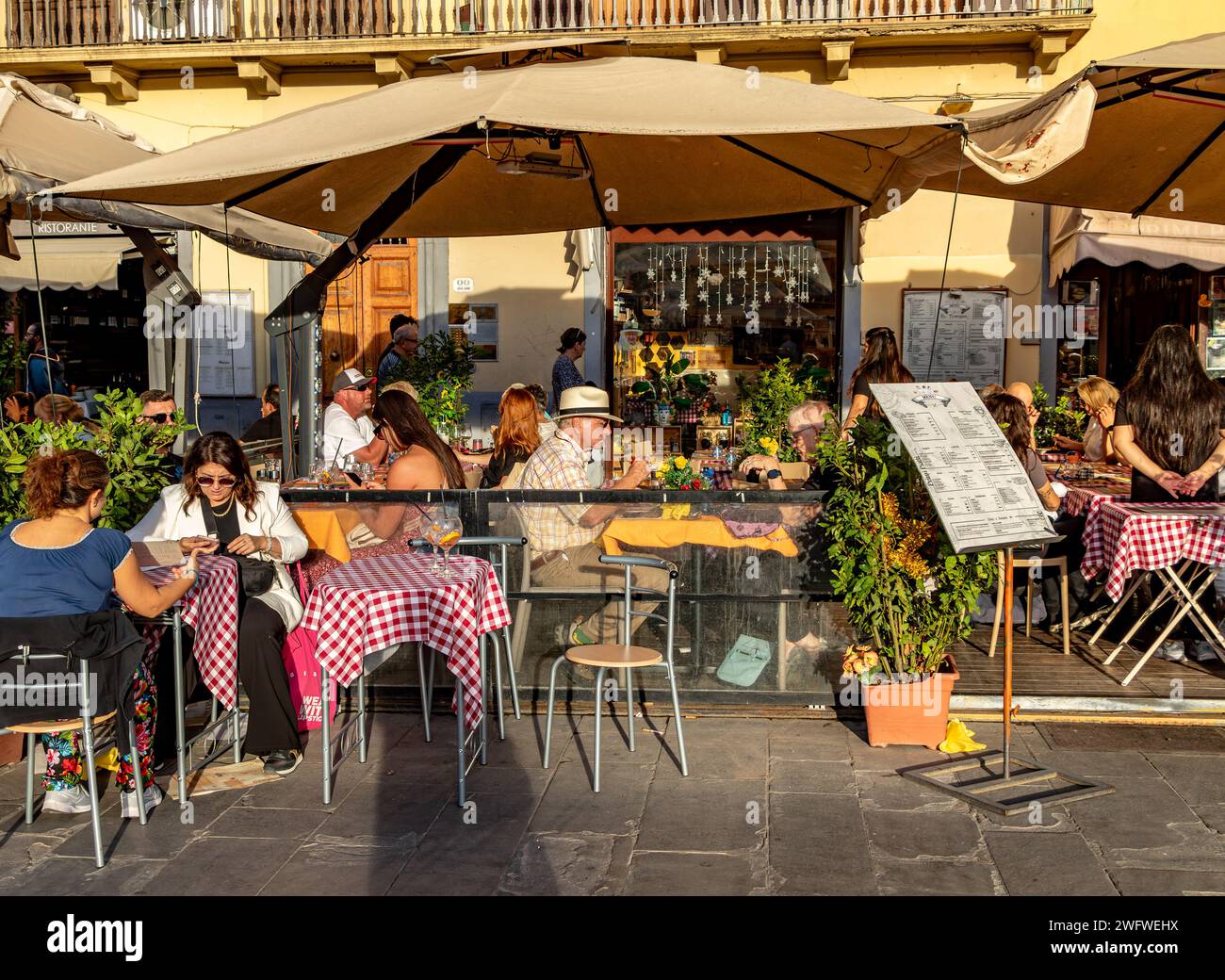 Persone sedute in un ristorante in Piazza Santa Maria Novella a Firenze, Italia Foto Stock