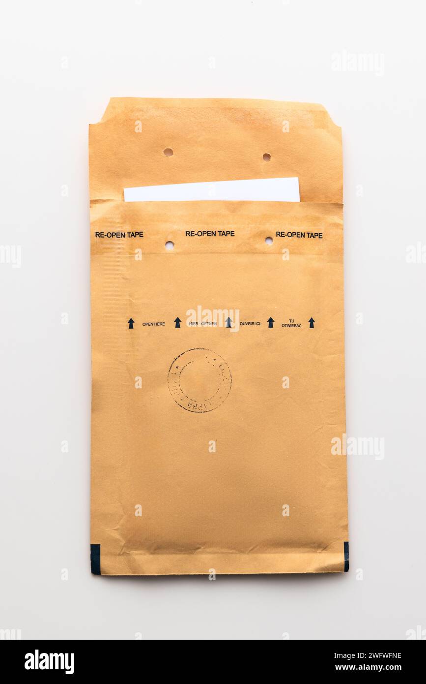 Vista dall'alto della busta imbottita isolata su sfondo bianco, sacchetto di cartone, lettera di carta della confezione. Foto Stock