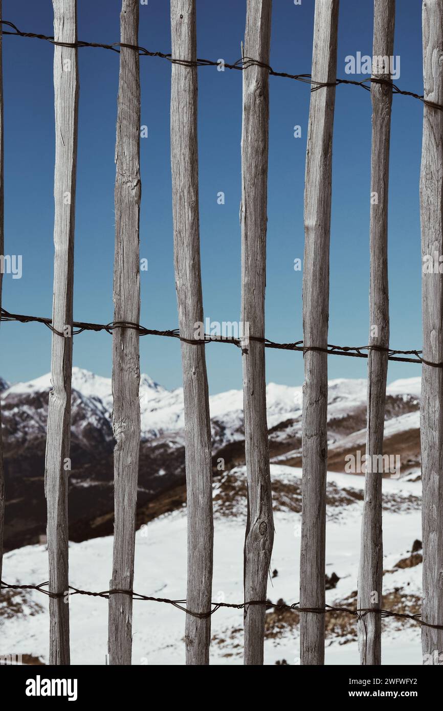 Recinzione in primo piano con montagne sullo sfondo ad Andorra il 27 novembre 2021 Foto Stock