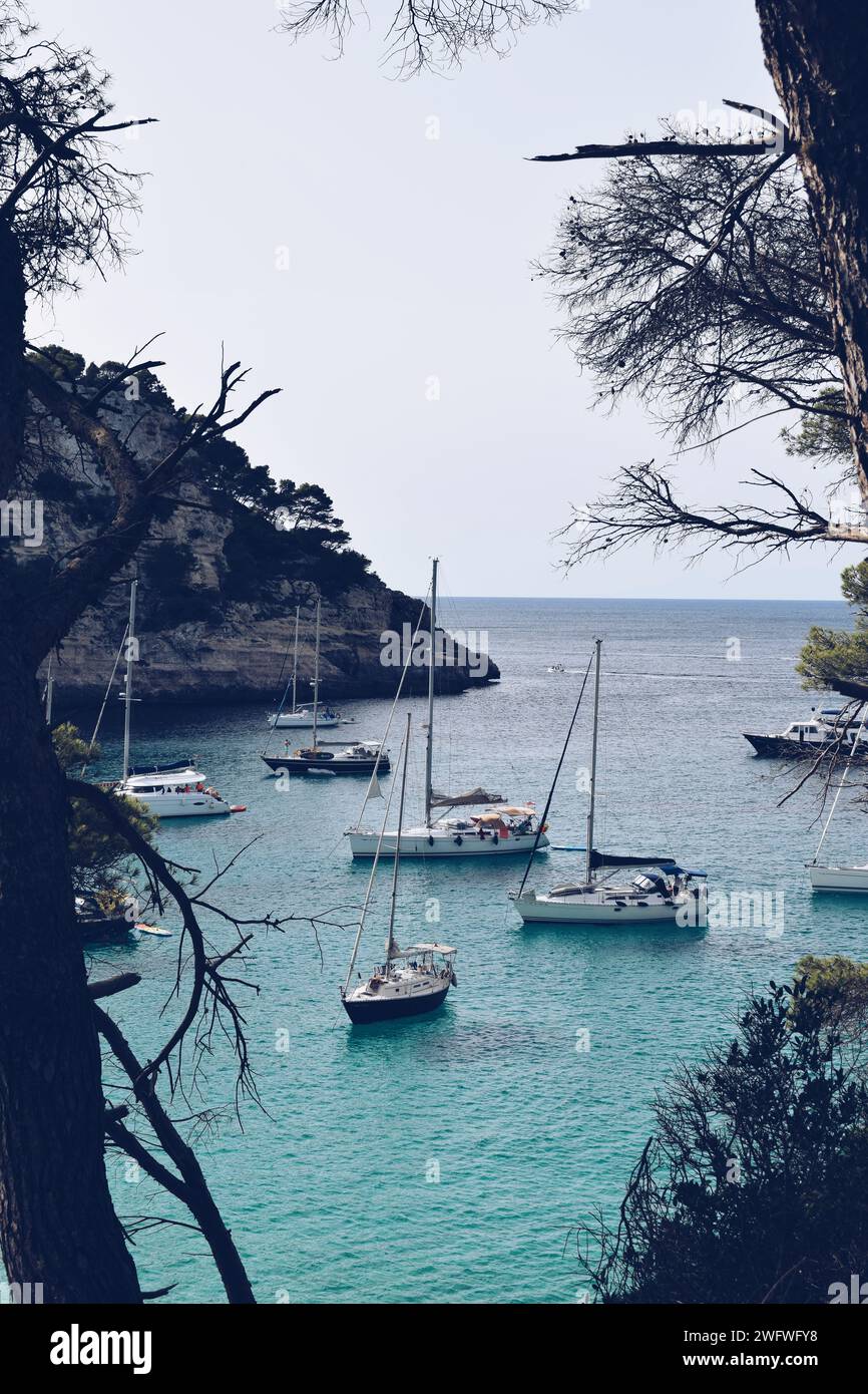 Barche ormeggiate sulla spiaggia di Trebaluger a Minorca in Spagna il 6 agosto 2021 Foto Stock