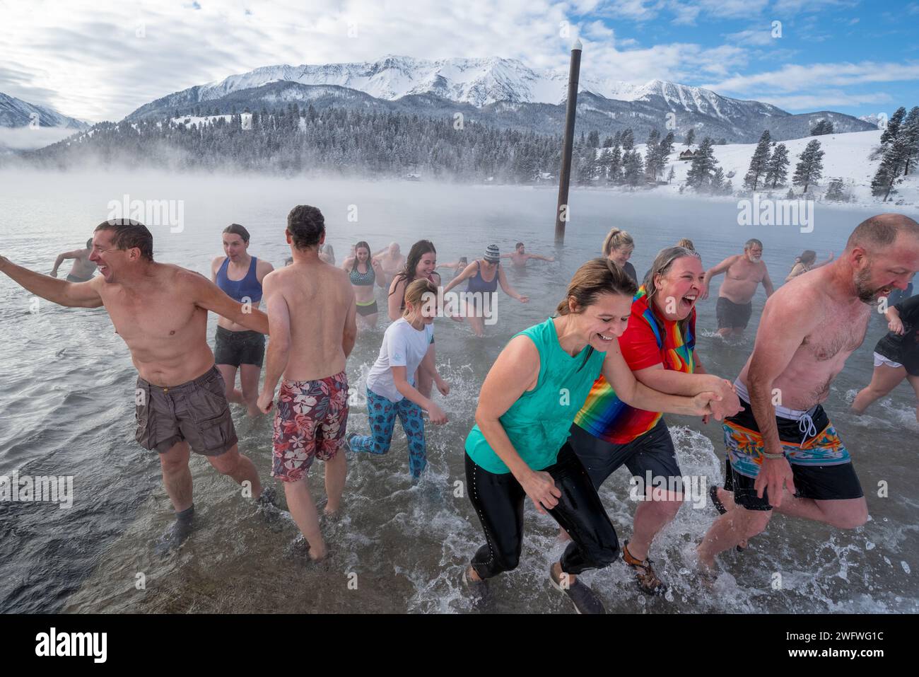 Capodanno Polar Bear Plunge, lago Wallowa, Oregon. Foto Stock